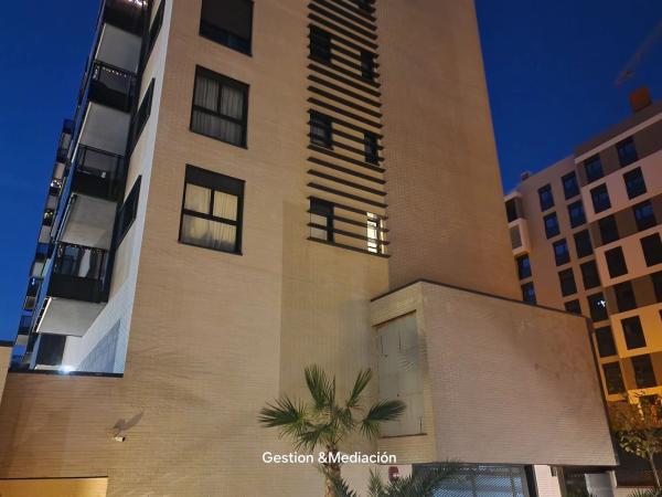 Local en calle Médico Eugenio de la Cruz, 1