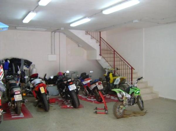 Local en avenida de la Cruz, 25