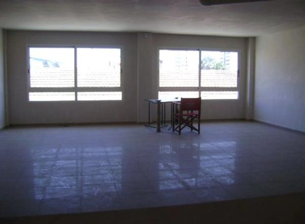 Local en avenida de la Cruz, 25