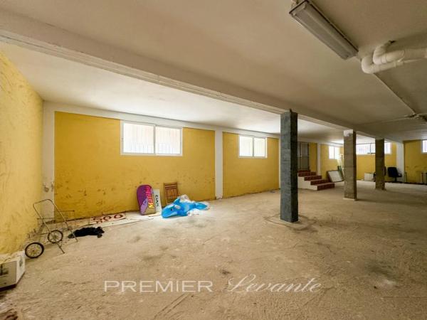 Local en calle Pilar Beltri, 2