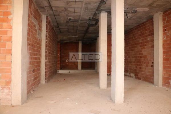 Local en plaza de la Iglesia, 8