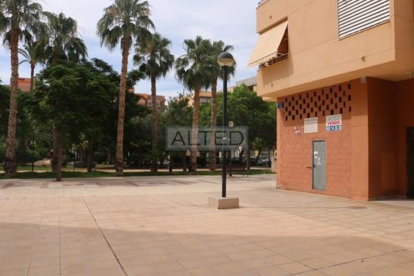 Local en plaza de la Iglesia, 10