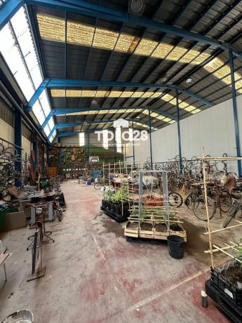 Nave en paseo la Estación, 8