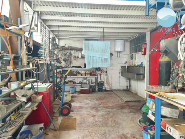 Nave en paseo la Estación, 8