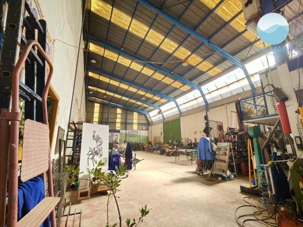 Nave en paseo la Estación, 8