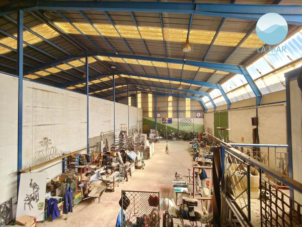 Nave en paseo la Estación, 8