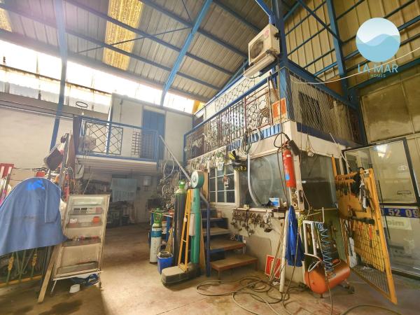 Nave en paseo la Estación, 8