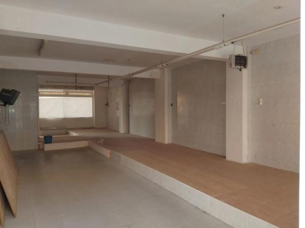 Local en calle Cervantes, 1