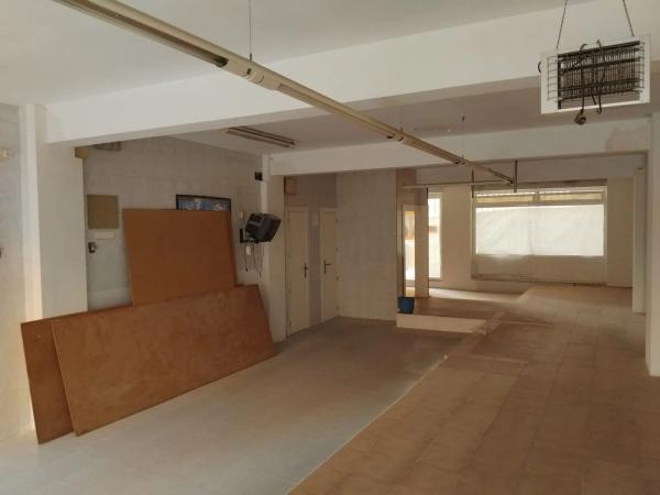 Local en calle Cervantes, 1