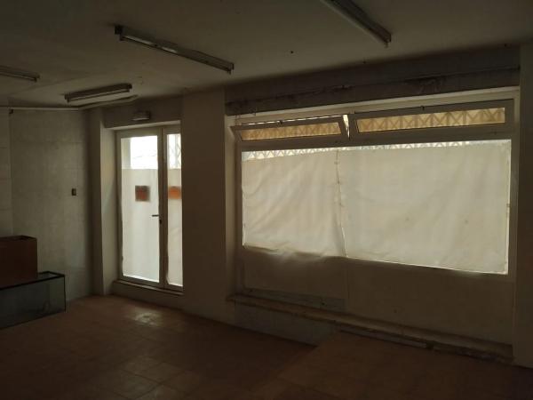 Local en calle Cervantes, 1