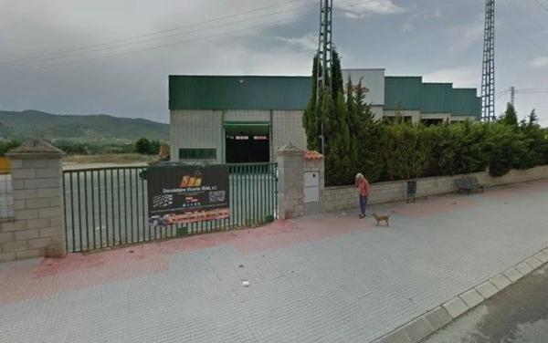 Nave en avenida del Cementeri