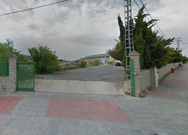 Nave en avenida del Cementeri