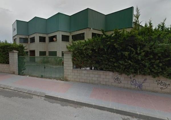 Nave en avenida del Cementeri