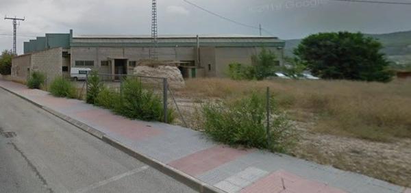 Nave en avenida del Cementeri