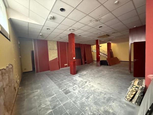 Local en calle Onil, 2