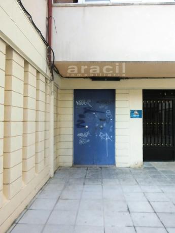 Nave en plaza del Centenari