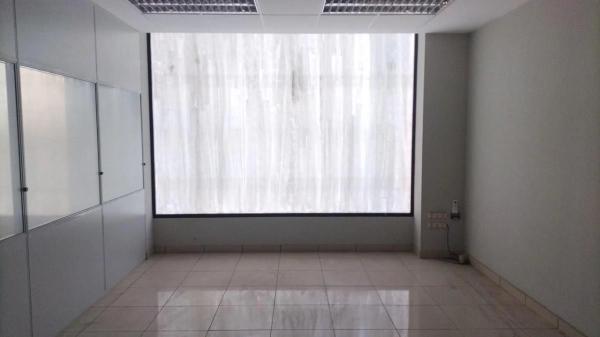 Local en avenida País Valencià