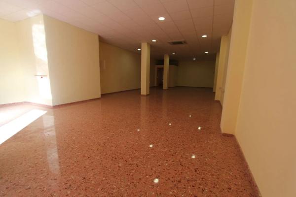 Local en calle el Salvador, 26