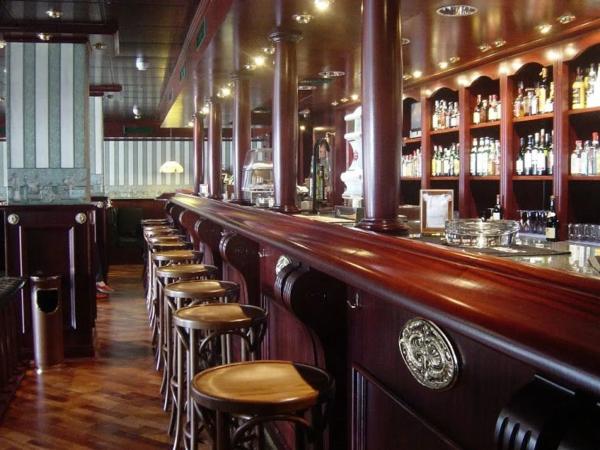 Local en avenida Rosa de los Vientos