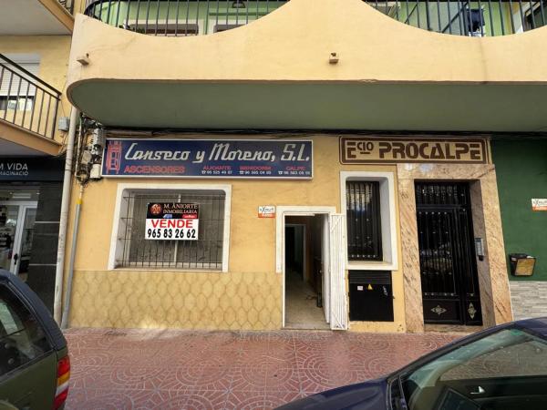 Local en calle la Santamaría, 12