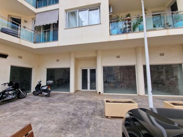 Local en plaza de las Flores, 7