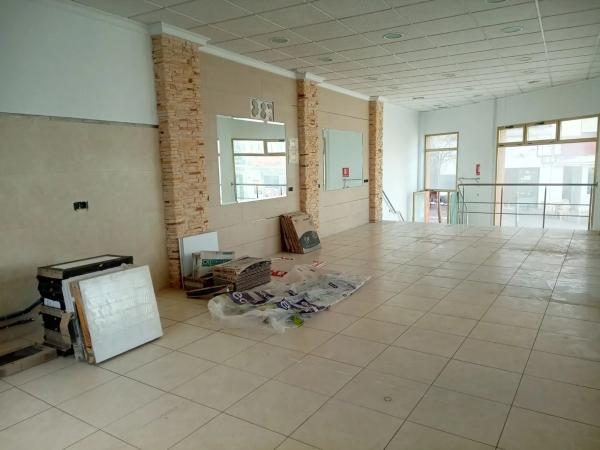 Local en calle Almendros, 10