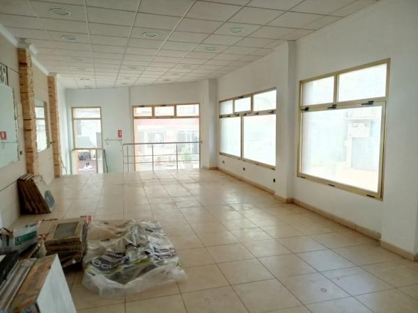 Local en calle Almendros, 10