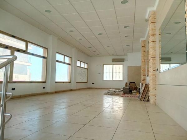 Local en calle Almendros, 10