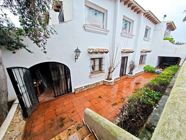 Local en avenida Pego, 1