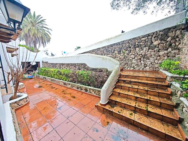 Local en avenida Pego, 1