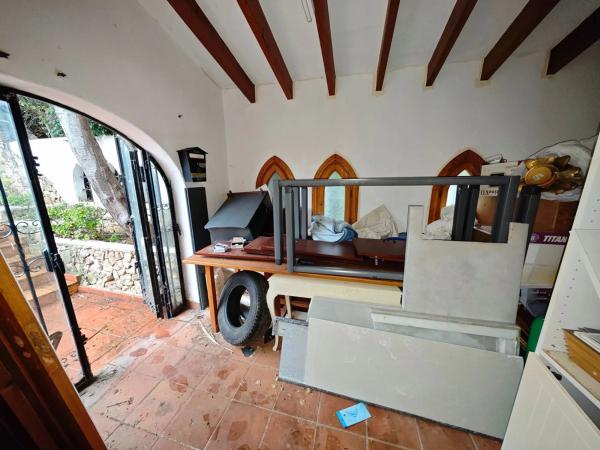 Local en avenida Pego, 1