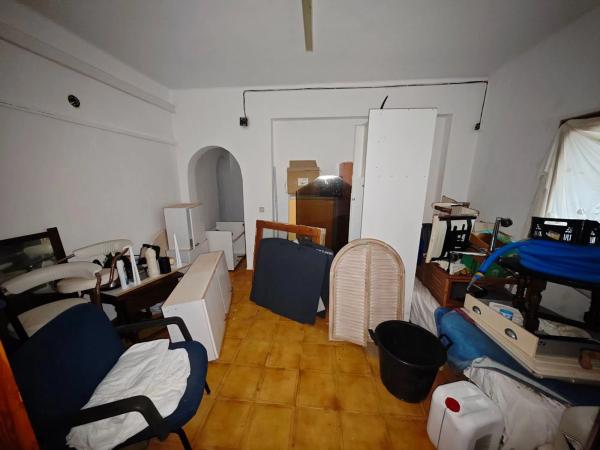 Local en avenida Pego, 1