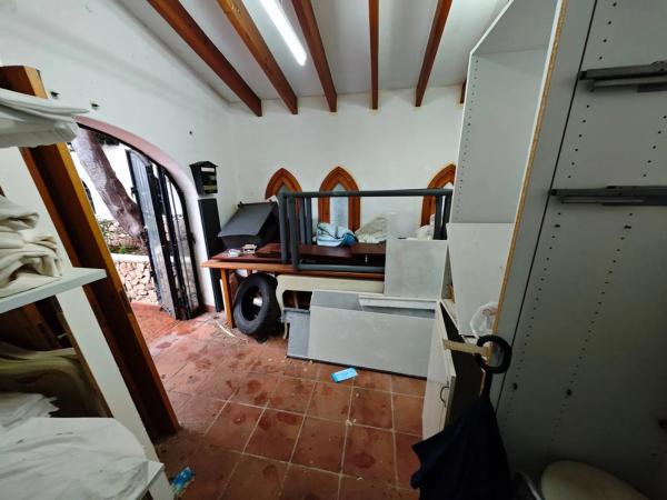 Local en avenida Pego, 1