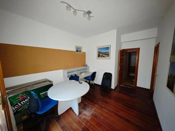 Local en avenida Pego, 1