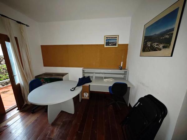 Local en avenida Pego, 1