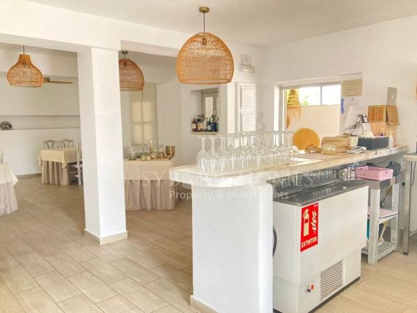 Local en Les Rotes/Las Rotas