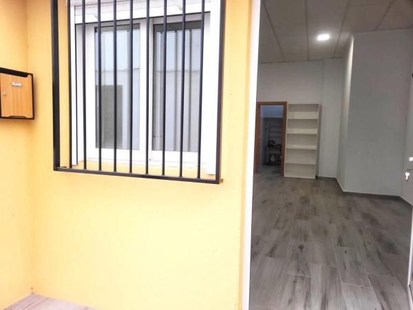 Local en calle de Favara, 6