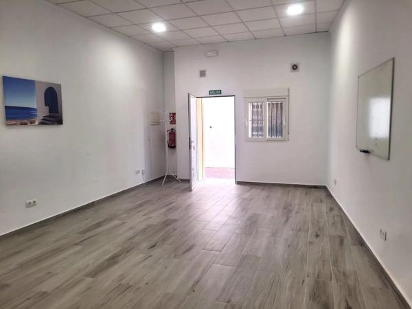 Local en calle de Favara, 6