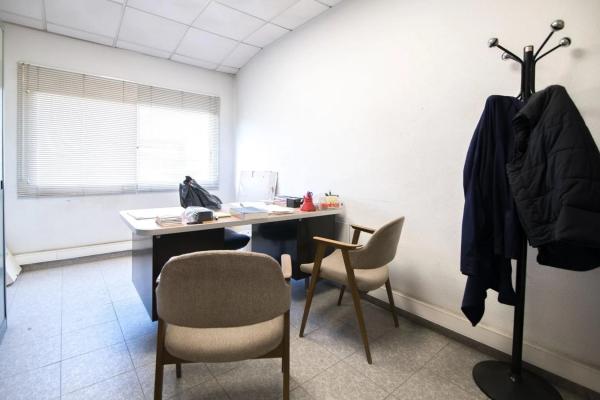 Nave en avenida d'Europa, 48