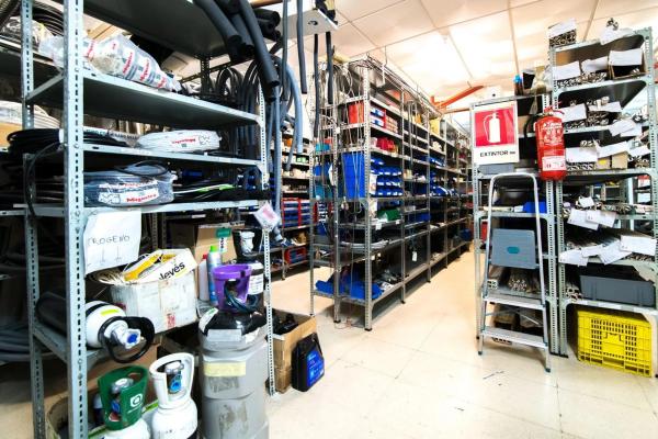 Nave en avenida d'Europa, 48