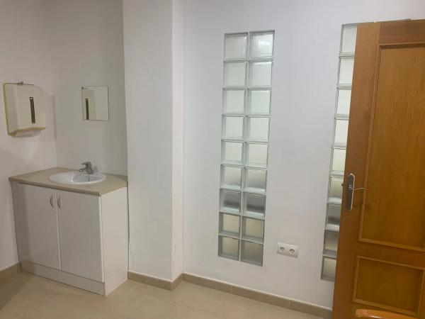 Local en calle Oslo, 24