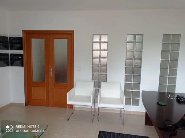 Local en calle Oslo, 24