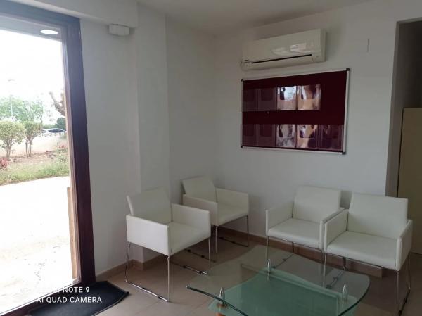 Local en calle Oslo, 24