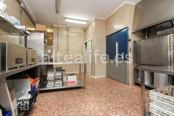 Local en avenida Europa