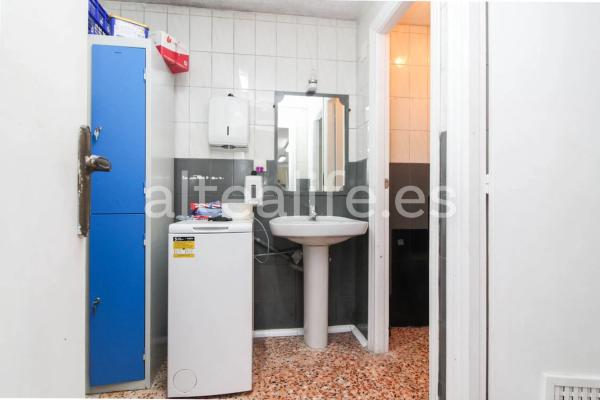 Local en avenida Europa