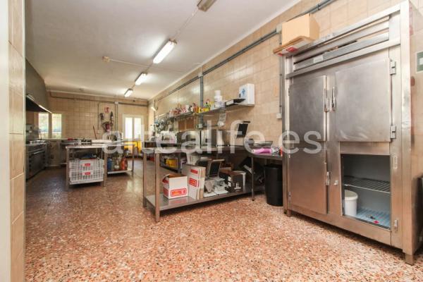 Local en avenida Europa