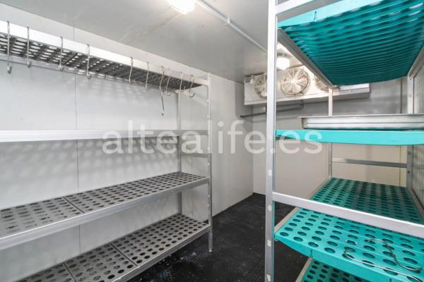 Local en avenida Europa