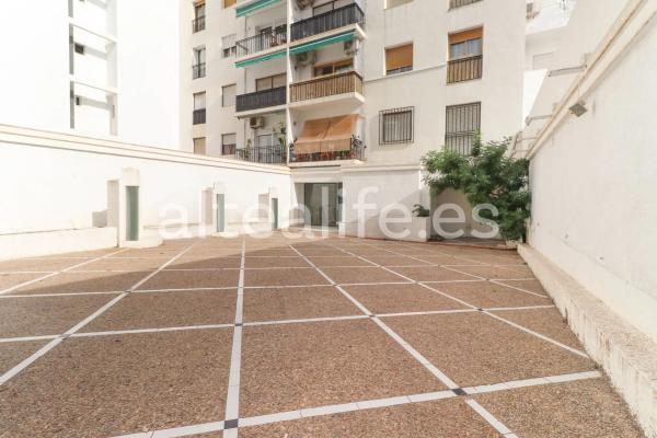 Local en calle Conde de Altea