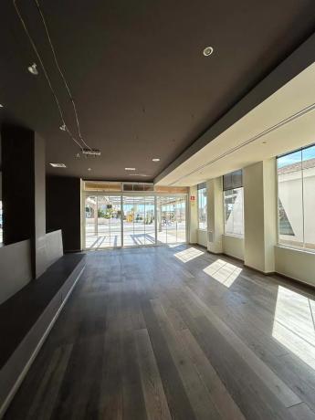 Local en avenida del Puerto, 22