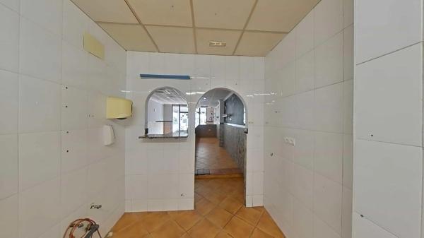 Local en calle de la Torre les Maçanes, 12